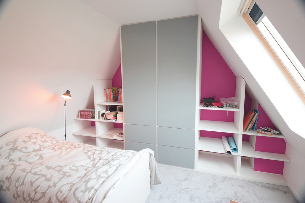 Inspiration för mellanstora moderna flickrum kombinerat med sovrum och för 4-10-åringar, med vita väggar och heltäckningsmatta