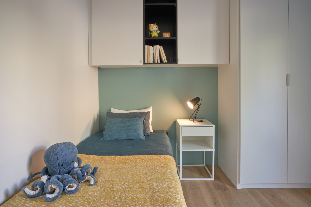 Inspiration pour une petite chambre d'enfant design avec un mur blanc, parquet clair et un sol marron.