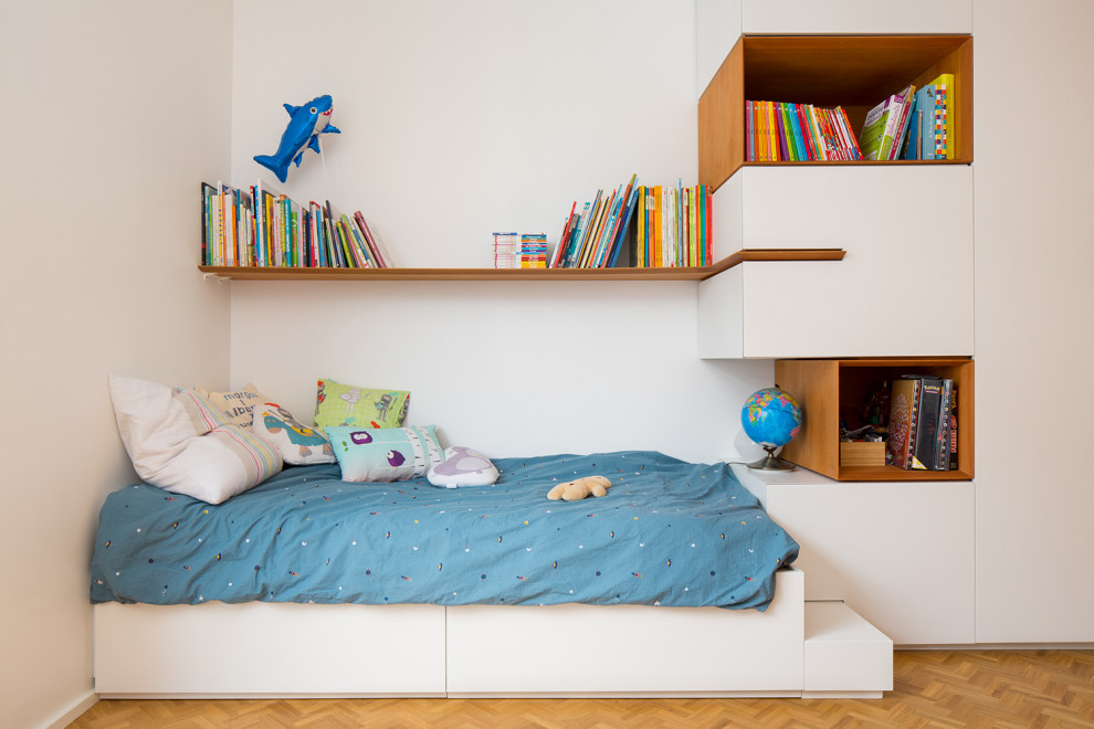 Modernes Kinderzimmer mit Schlafplatz, weißer Wandfarbe, braunem Holzboden und braunem Boden in Paris