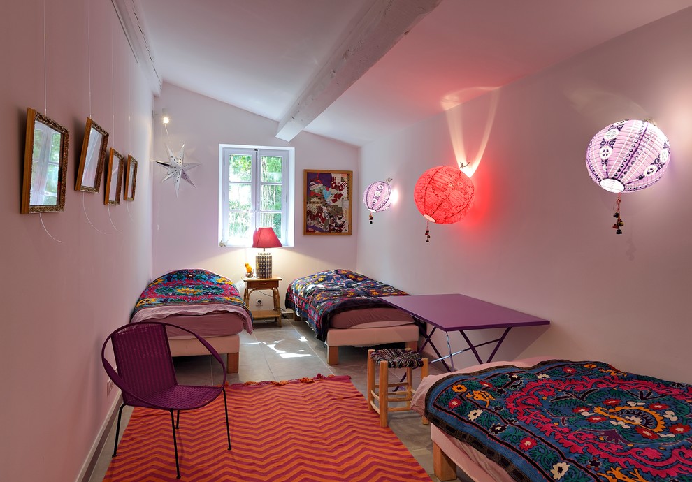 Inspiration för asiatiska barnrum kombinerat med sovrum, med rosa väggar och klinkergolv i keramik