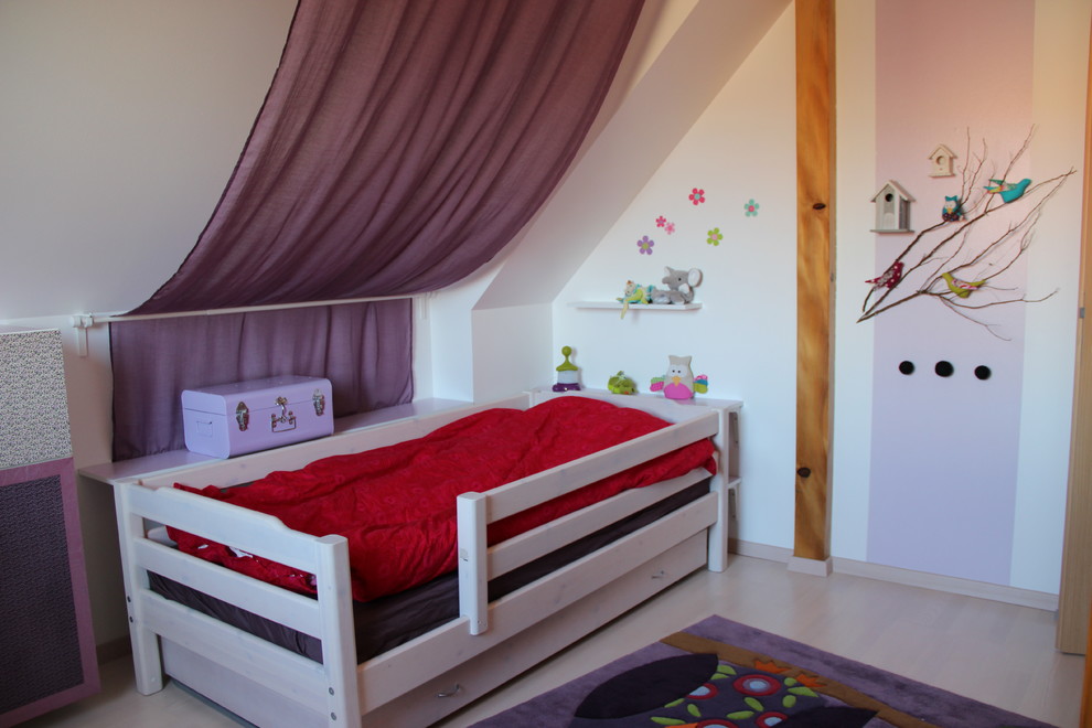 Idéer för att renovera ett litet shabby chic-inspirerat barnrum kombinerat med sovrum, med vita väggar, laminatgolv och beiget golv