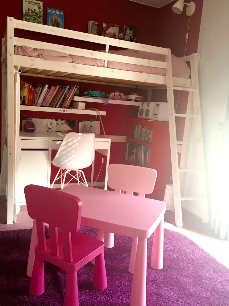 Foto på ett litet funkis flickrum kombinerat med sovrum och för 4-10-åringar, med grå väggar, heltäckningsmatta och rosa golv