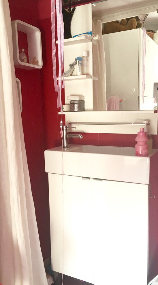 Cette photo montre une petite chambre d'enfant de 4 à 10 ans tendance avec un mur gris, moquette et un sol rose.