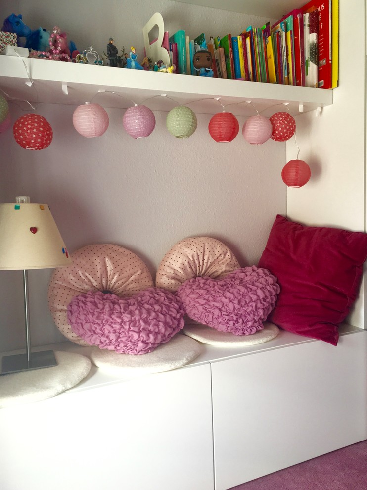 This is an example of a small contemporary children’s room for girls in Strasbourg with grey walls, carpet and pink floors.