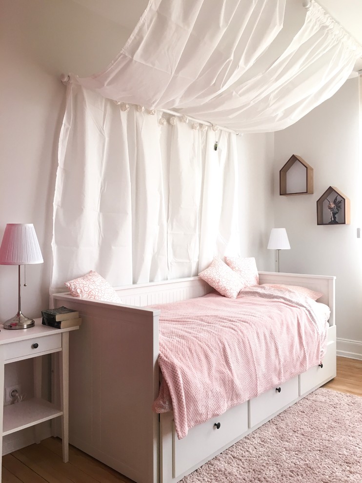 Foto de dormitorio infantil de 4 a 10 años romántico de tamaño medio con paredes beige, suelo de madera clara y suelo beige