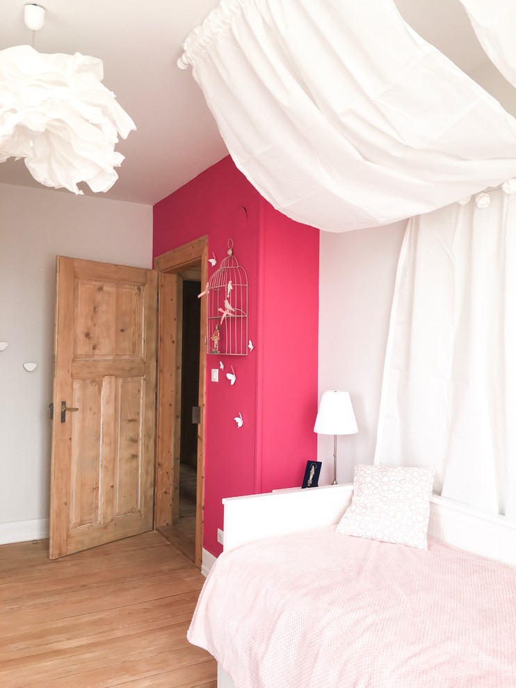 Foto på ett mellanstort shabby chic-inspirerat flickrum kombinerat med sovrum och för 4-10-åringar, med beige väggar, ljust trägolv och beiget golv
