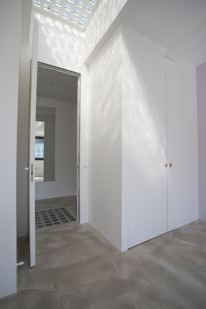 Exempel på ett stort modernt barnrum kombinerat med sovrum, med betonggolv, grått golv och lila väggar