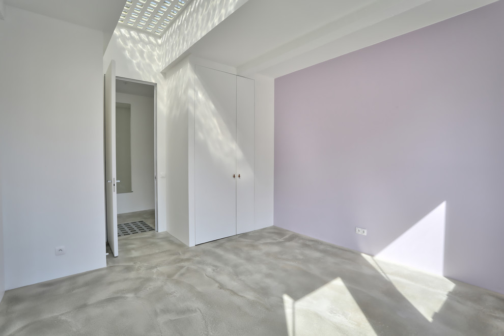Inspiration pour une grande chambre d'enfant minimaliste avec un mur violet, sol en béton ciré et un sol gris.