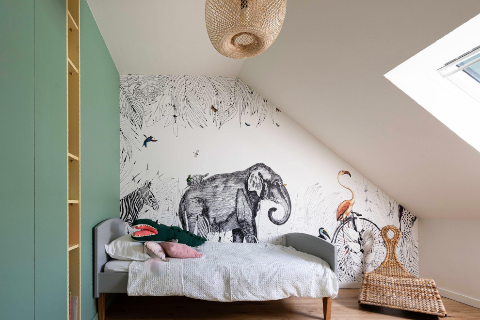 Bild på ett skandinaviskt könsneutralt barnrum kombinerat med sovrum och för 4-10-åringar, med flerfärgade väggar, ljust trägolv och beiget golv