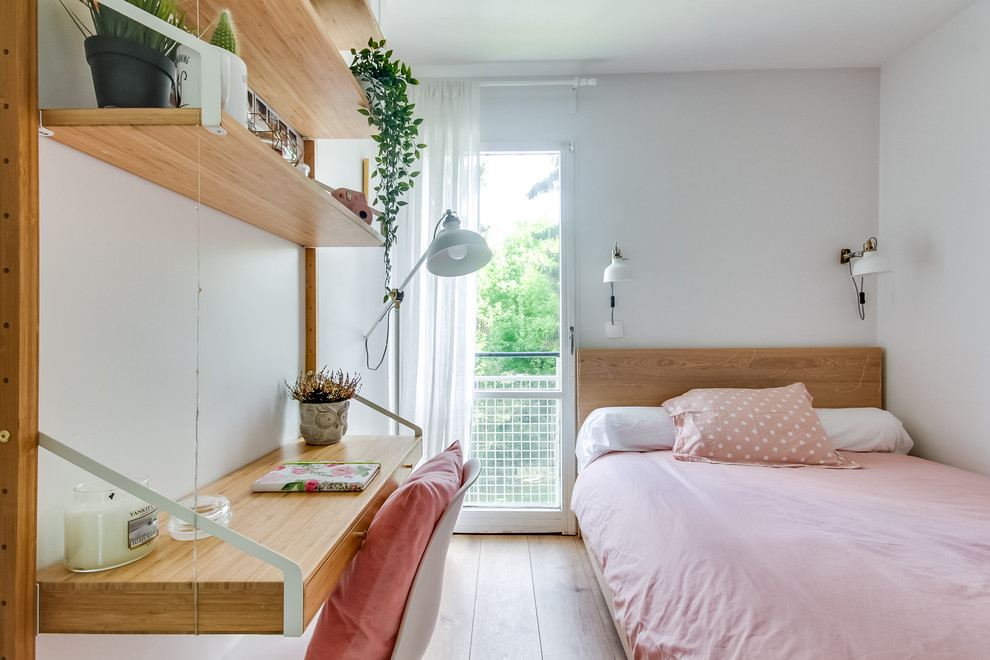 パリにあるコンテンポラリースタイルのおしゃれな子供の寝室 (白い壁、淡色無垢フローリング、ベージュの床) の写真
