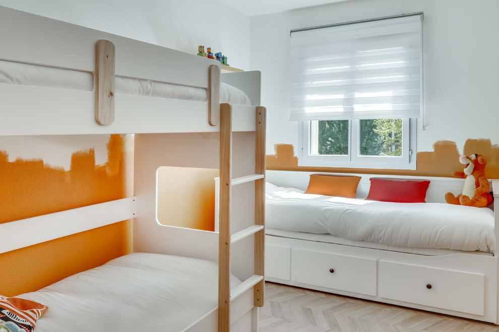 Идея дизайна: маленькая нейтральная детская в современном стиле с спальным местом, оранжевыми стенами, полом из винила и коричневым полом для на участке и в саду