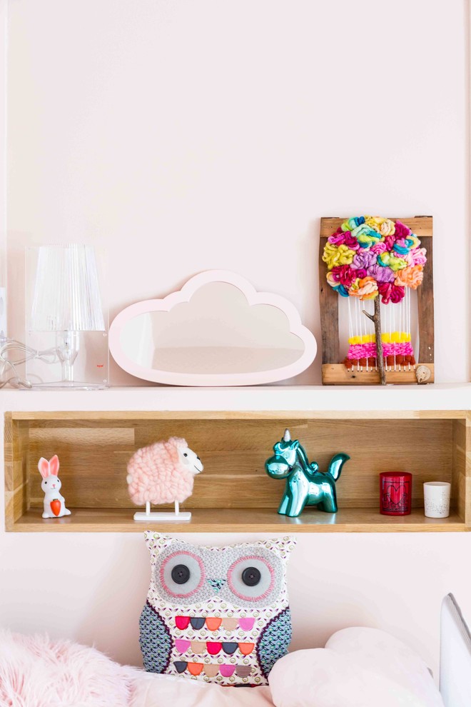 Diseño de habitación de niña contemporánea de tamaño medio con paredes rosas, suelo de madera en tonos medios y suelo marrón