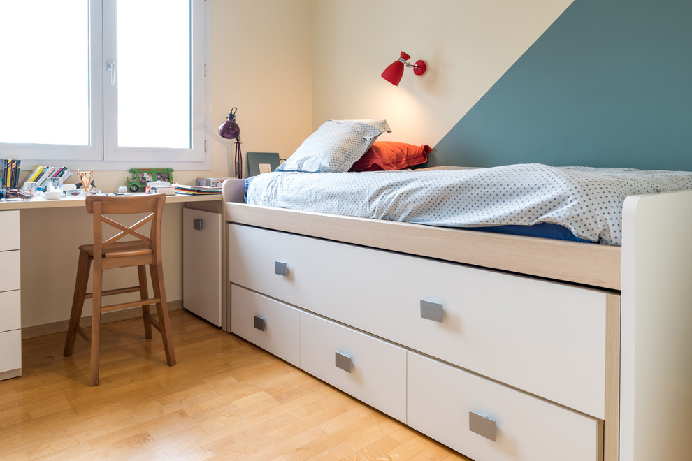 Modernes Kinderzimmer mit Schlafplatz, blauer Wandfarbe, braunem Holzboden und braunem Boden in Lyon