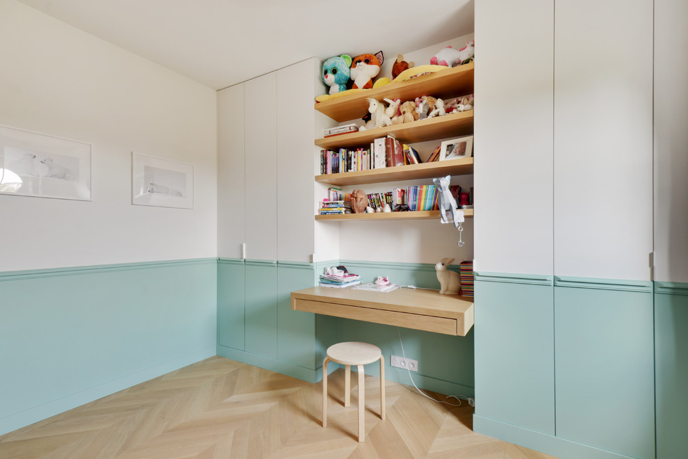 Ejemplo de habitación de niña de 4 a 10 años nórdica con escritorio, paredes multicolor, suelo de madera clara y suelo beige