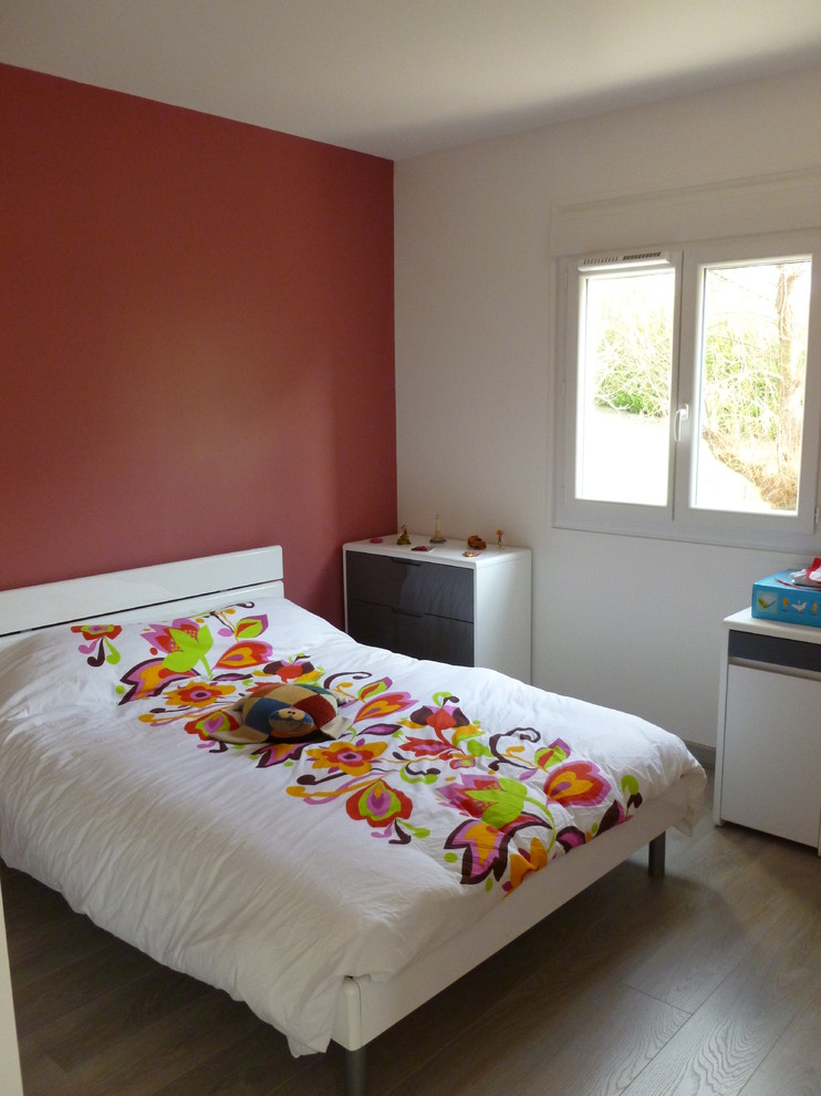 Exempel på ett flickrum kombinerat med sovrum och för 4-10-åringar, med röda väggar, ljust trägolv och beiget golv