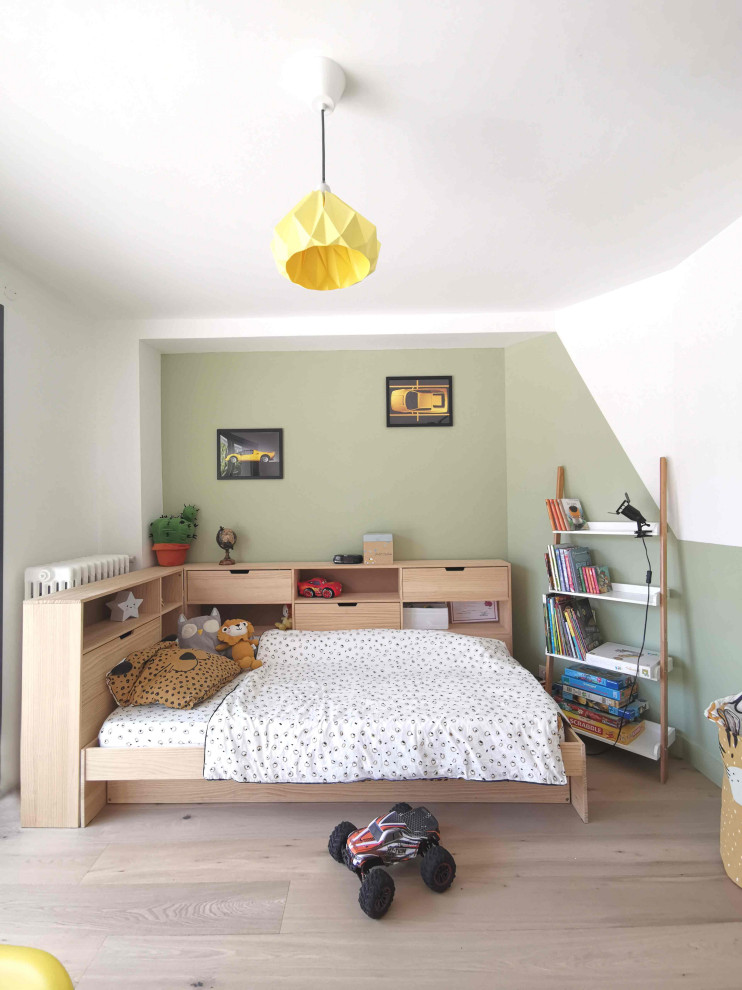 Diseño de dormitorio infantil contemporáneo con paredes verdes, suelo de madera clara y suelo beige
