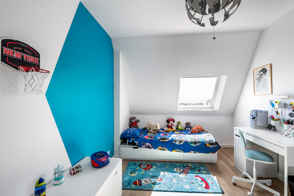 Exemple d'une chambre d'enfant tendance avec un mur blanc, un sol en bois brun et un sol marron.