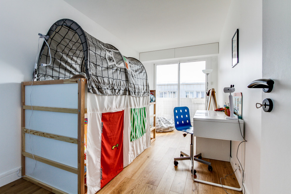 Свежая идея для дизайна: детская среднего размера в скандинавском стиле с спальным местом, синими стенами, светлым паркетным полом и бежевым полом для ребенка от 4 до 10 лет, мальчика - отличное фото интерьера