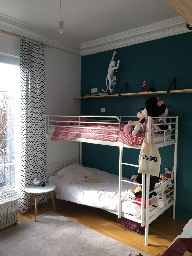 Ejemplo de dormitorio infantil de 4 a 10 años contemporáneo de tamaño medio con paredes azules, suelo de madera clara y suelo beige