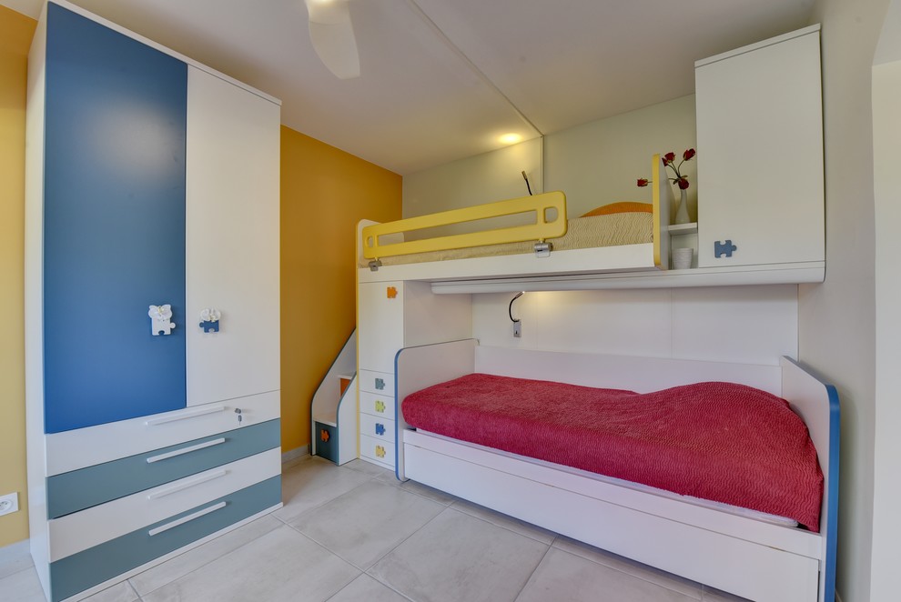 Immagine di una piccola cameretta per bambini design con pareti arancioni, pavimento con piastrelle in ceramica e pavimento beige