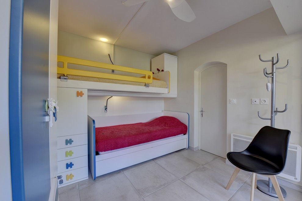 Bild på ett litet funkis könsneutralt barnrum kombinerat med sovrum, med orange väggar, klinkergolv i keramik och beiget golv