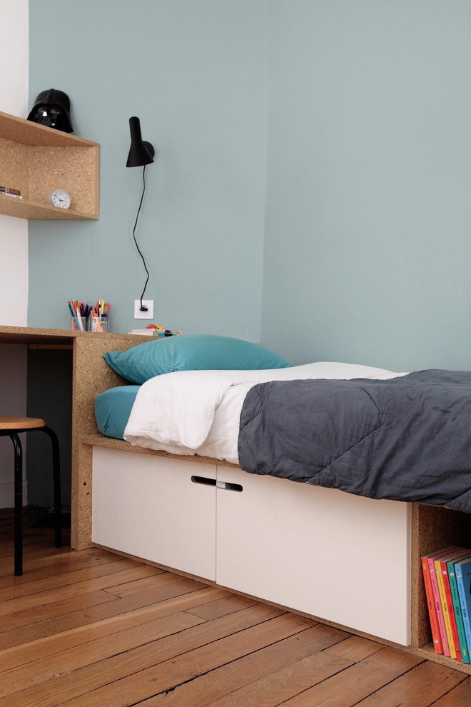 This is an example of a contemporary kids' bedroom in Paris.