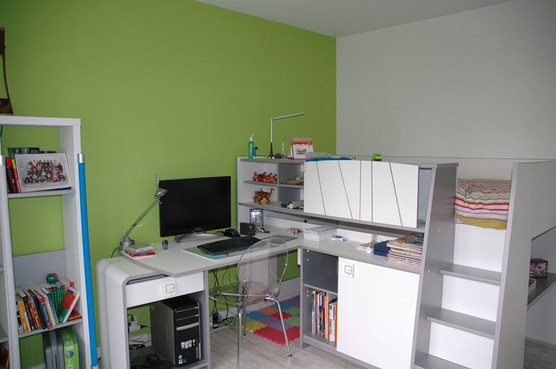 Inspiration pour une chambre d'enfant design de taille moyenne avec un mur vert et parquet clair.