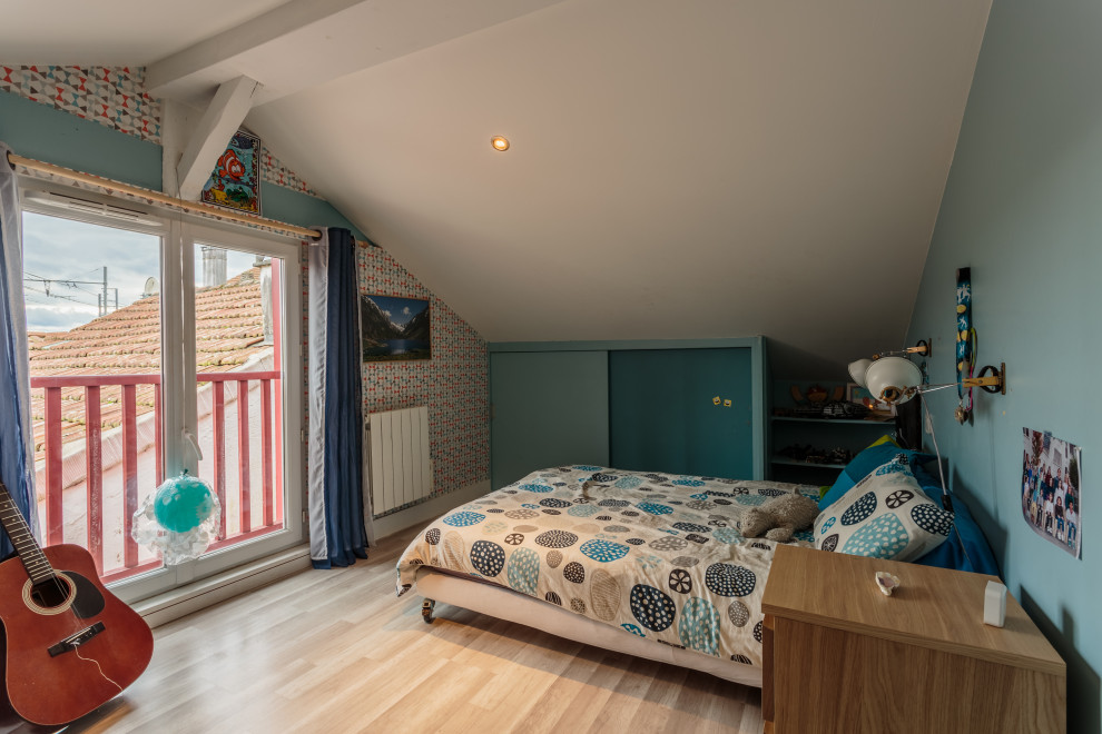 Idee per una cameretta per bambini con pareti blu, parquet chiaro e pavimento marrone