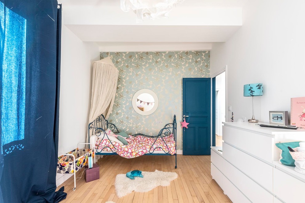 Exemple d'une chambre d'enfant tendance avec un mur bleu, parquet clair et un sol beige.