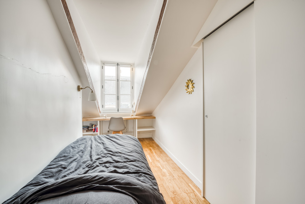 Imagen de dormitorio infantil actual con paredes azules y suelo de madera en tonos medios