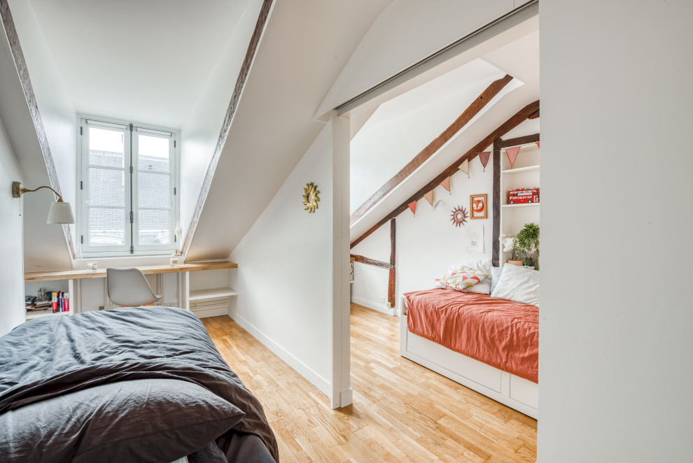 Contemporary teen’s room for girls in Paris with blue walls and medium hardwood flooring.
