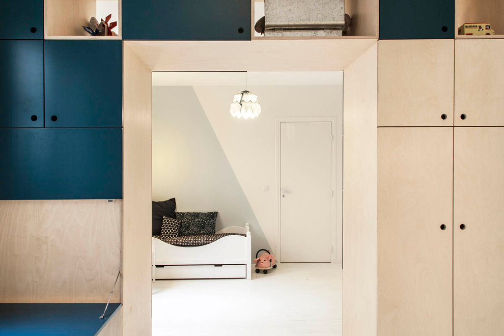 Neutrales Modernes Kinderzimmer mit Schlafplatz, blauer Wandfarbe und weißem Boden in Paris