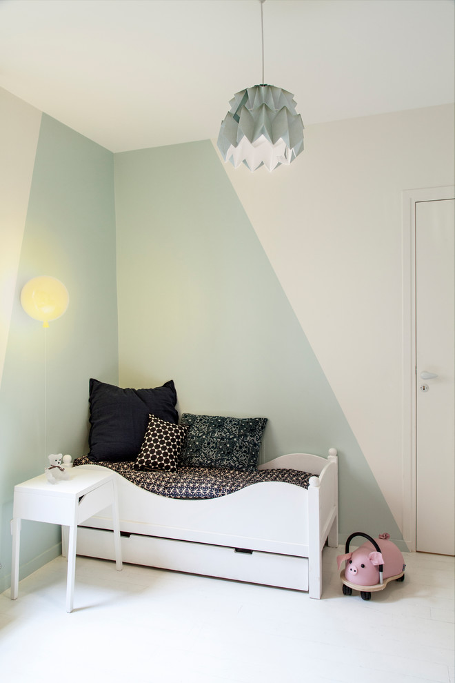 Пример оригинального дизайна: нейтральная детская в современном стиле с спальным местом, синими стенами и белым полом для ребенка от 4 до 10 лет