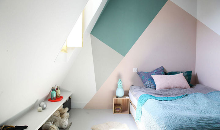 Modelo de dormitorio infantil de 4 a 10 años minimalista de tamaño medio con paredes multicolor, moqueta y suelo blanco