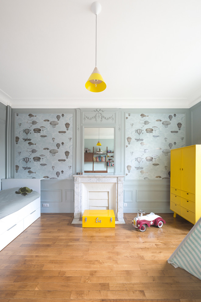 Idées déco pour une grande chambre d'enfant de 1 à 3 ans contemporaine avec un mur vert, parquet foncé et un sol marron.