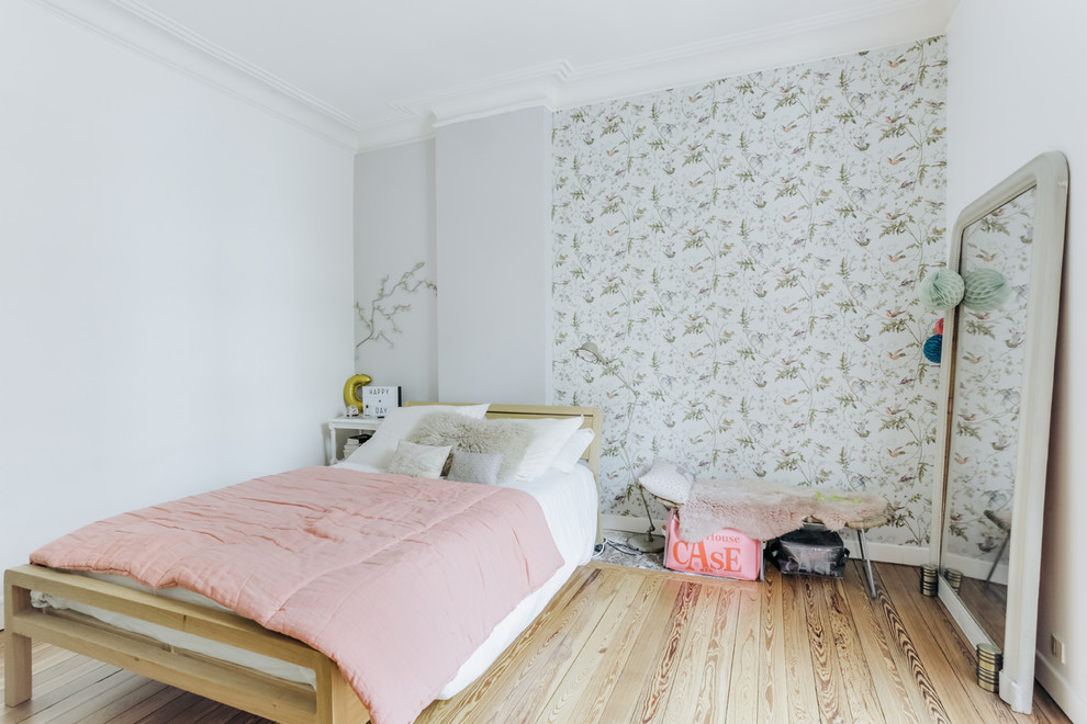 Design ideas for a scandi teen’s room for girls in Nantes with blue walls and light hardwood flooring.
