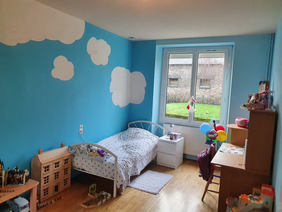 Idee per una cameretta per bambini da 4 a 10 anni costiera di medie dimensioni con pareti blu, pavimento in laminato e pavimento beige