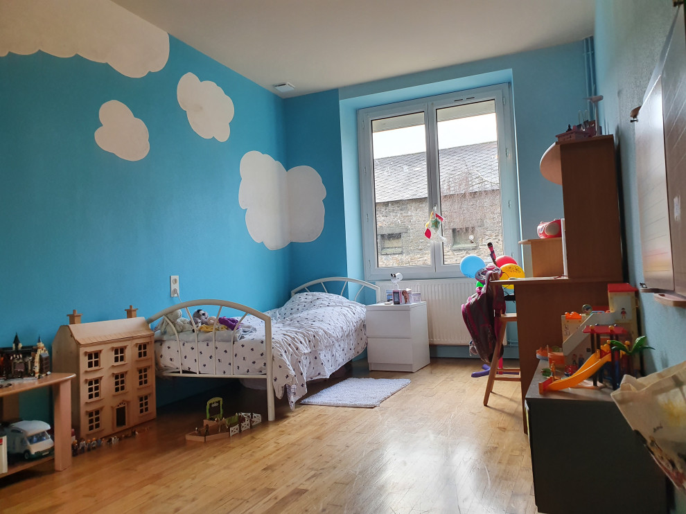 Ispirazione per una cameretta per bambini da 4 a 10 anni stile marinaro di medie dimensioni con pareti blu, pavimento in laminato e pavimento beige