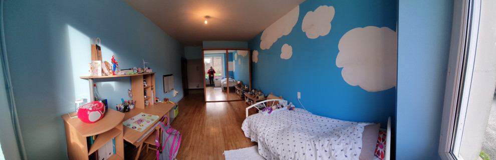 Esempio di una cameretta per bambini da 4 a 10 anni stile marino di medie dimensioni con pareti blu, pavimento in laminato e pavimento beige
