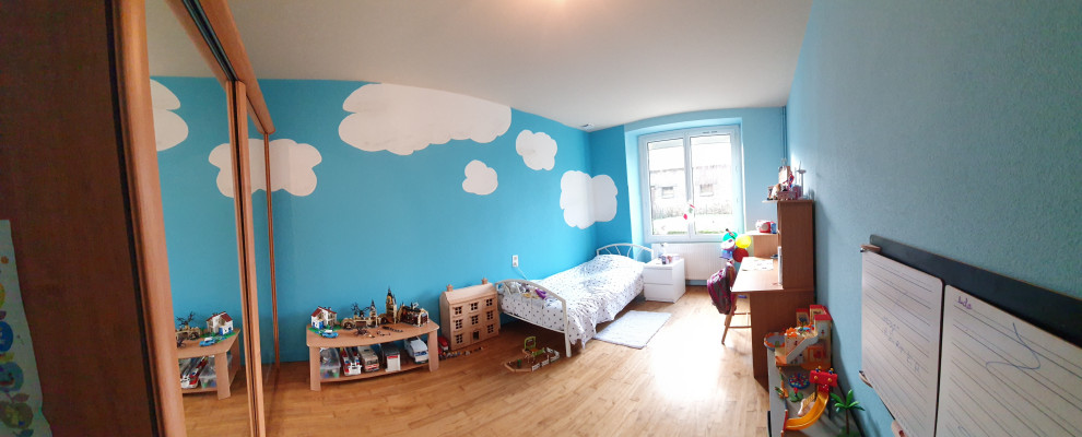 На фото: детская среднего размера в морском стиле с спальным местом, синими стенами, полом из ламината и бежевым полом для ребенка от 4 до 10 лет, девочки с