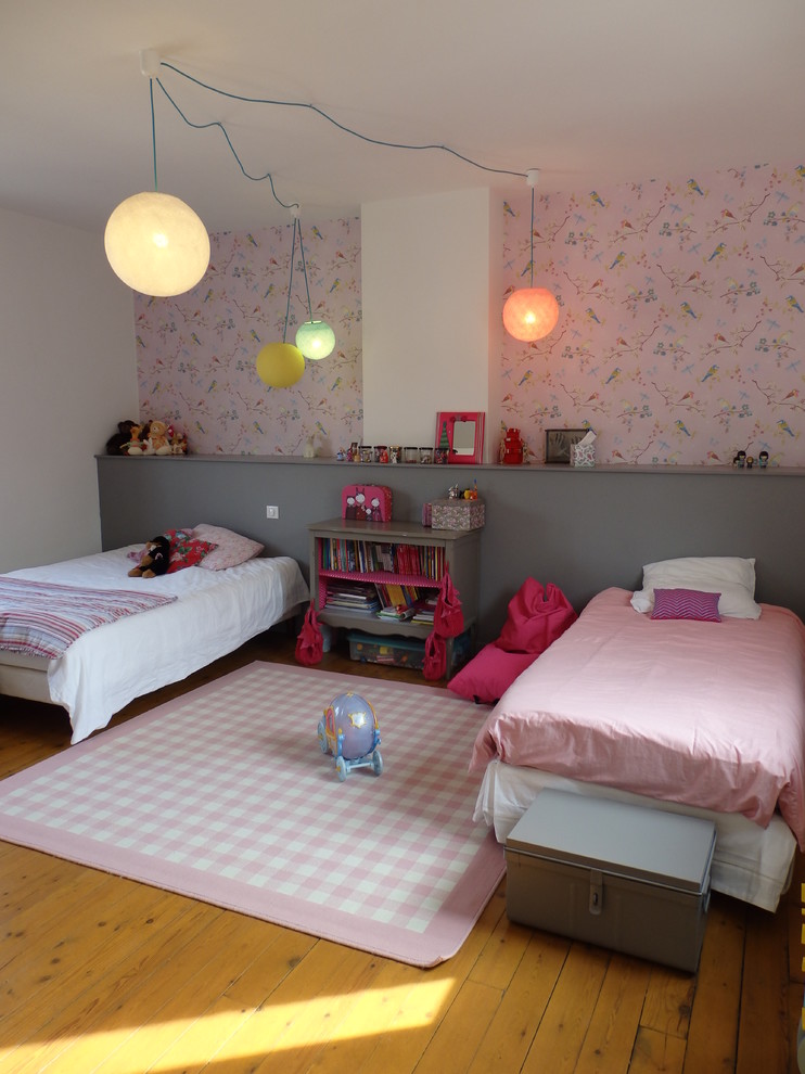 На фото: большая детская в современном стиле с спальным местом, разноцветными стенами и светлым паркетным полом для ребенка от 4 до 10 лет, девочки с