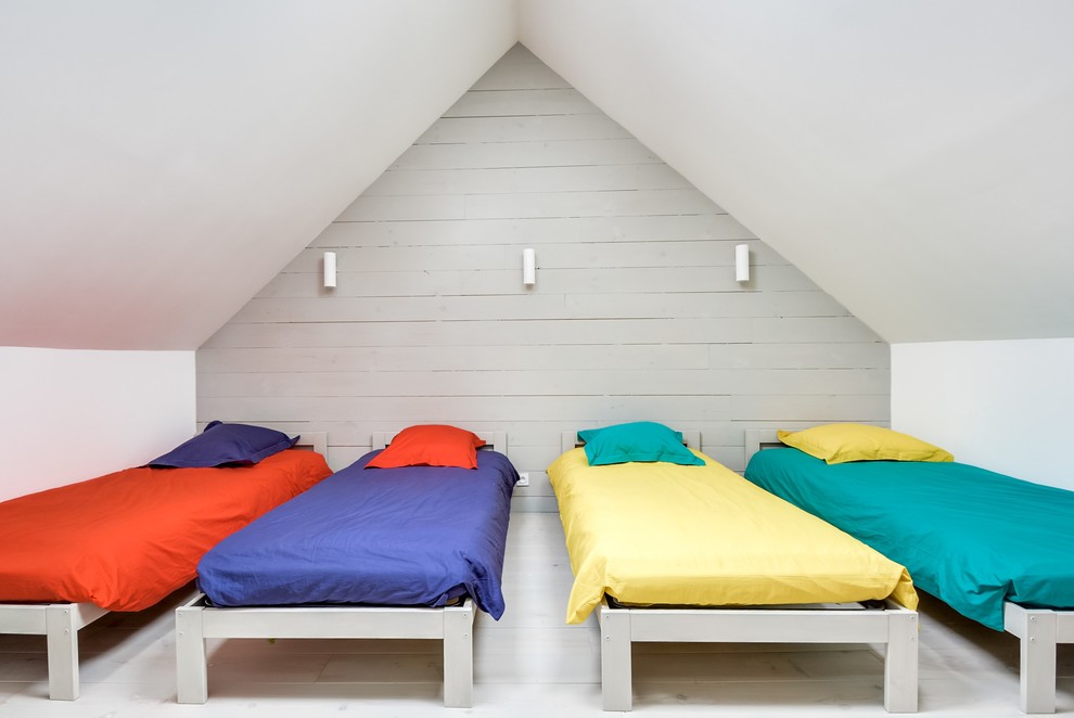 Foto de dormitorio infantil de 4 a 10 años bohemio grande con paredes blancas, suelo de madera pintada y suelo blanco
