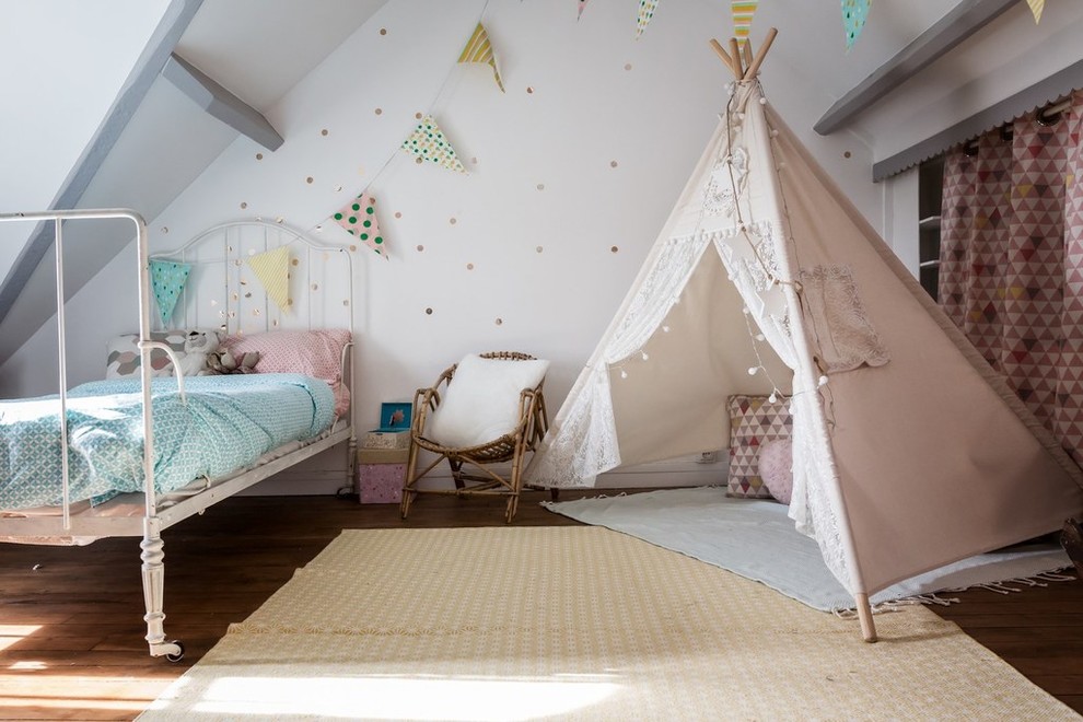 Inspiration för ett mellanstort shabby chic-inspirerat flickrum kombinerat med sovrum och för 4-10-åringar, med vita väggar, brunt golv och mellanmörkt trägolv