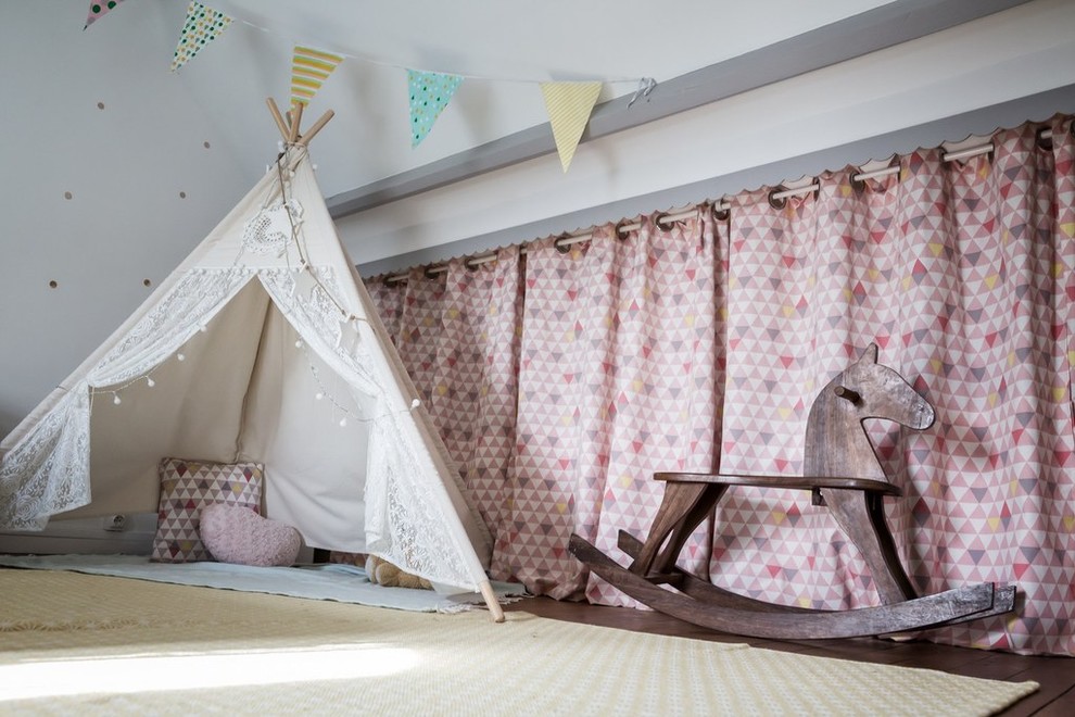 Idee per una cameretta per bambini da 4 a 10 anni shabby-chic style di medie dimensioni con pareti bianche e pavimento in legno massello medio