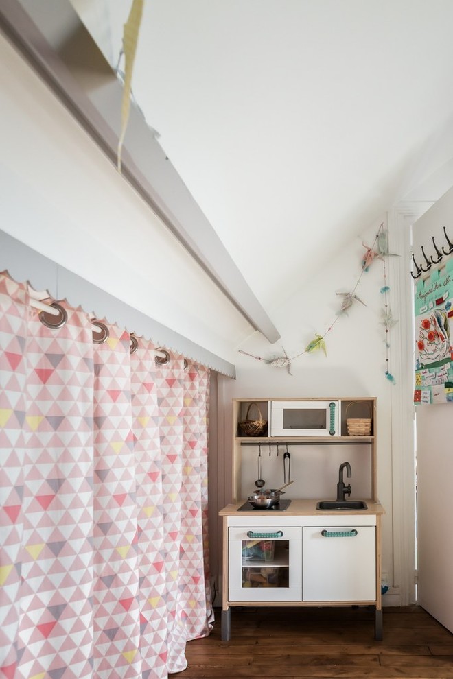 Idee per una grande cameretta per bambini da 4 a 10 anni minimal con pareti bianche, parquet chiaro e pavimento marrone