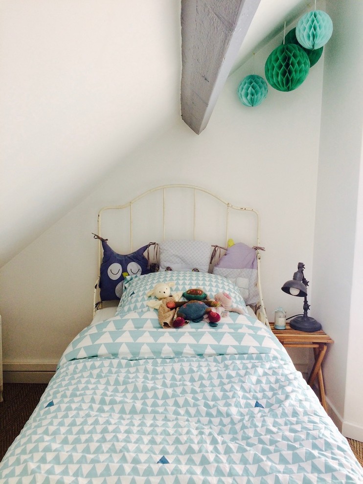 Idéer för små lantliga barnrum kombinerat med sovrum, med vita väggar och beiget golv