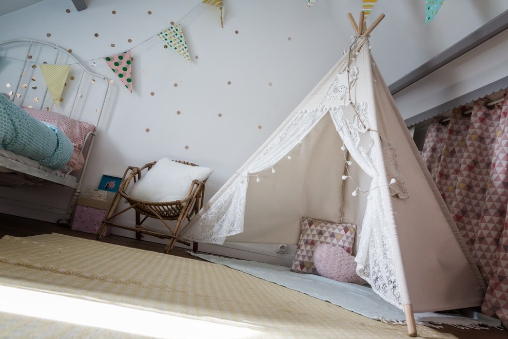Foto de dormitorio infantil de 4 a 10 años romántico de tamaño medio con paredes blancas y suelo de madera en tonos medios