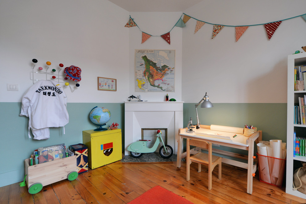 Idéer för att renovera ett nordiskt könsneutralt barnrum kombinerat med lekrum och för 4-10-åringar, med gröna väggar, mellanmörkt trägolv och brunt golv