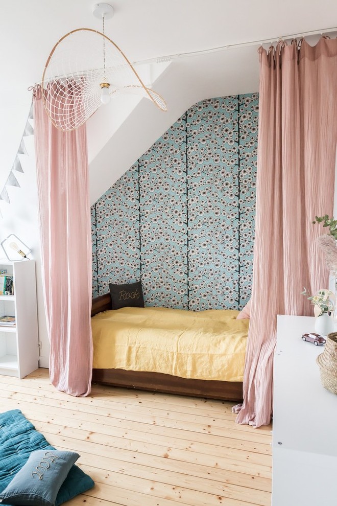 Cette image montre une chambre d'enfant design de taille moyenne avec un mur blanc, parquet clair et un sol beige.