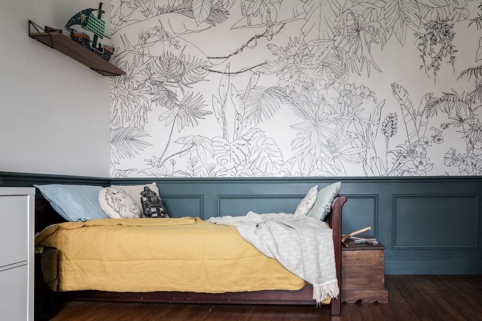 Bild på ett stort funkis pojkrum kombinerat med sovrum och för 4-10-åringar, med blå väggar, ljust trägolv och brunt golv
